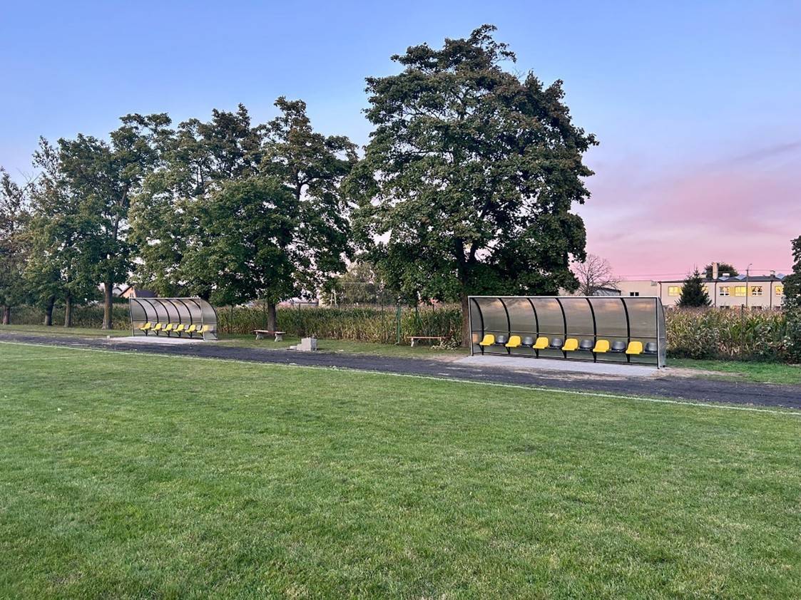 Grabów Kolonia zrealizowała projekt: „ Budowa wiat dla zawodników na Stadionie Miejskim w Grabowie”