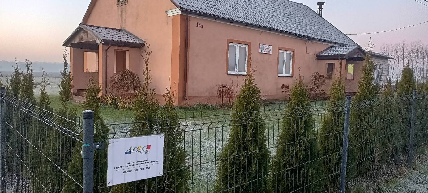 Smardzew zrealizowała projekt: „ Zakup materiałów do budowy ogrodzenia przy świetlicy wiejskiej w Smardzewie – II etap”